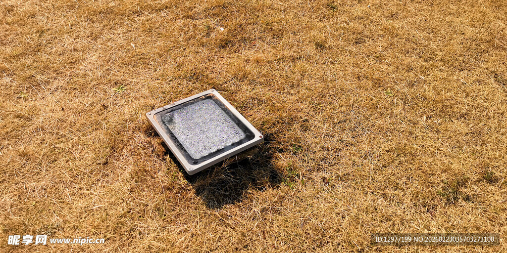 草地上的方形电子设备