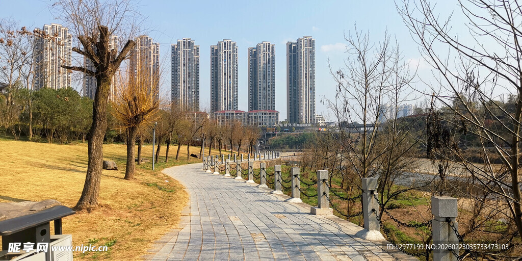 城市公园中的宁静步道