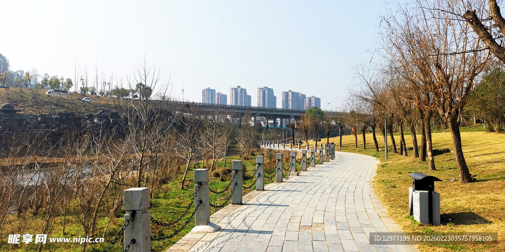 城市河畔步道秋日景致