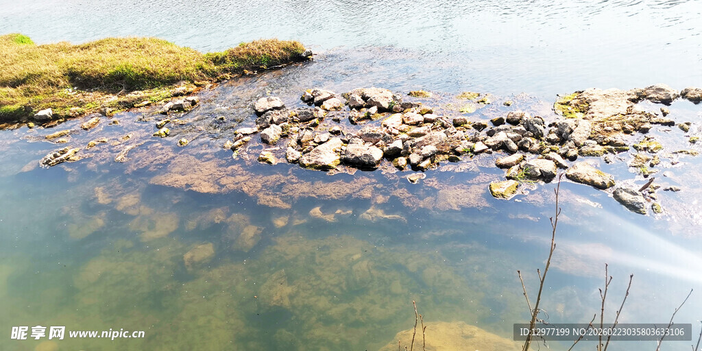 清澈水边的嶙峋石块