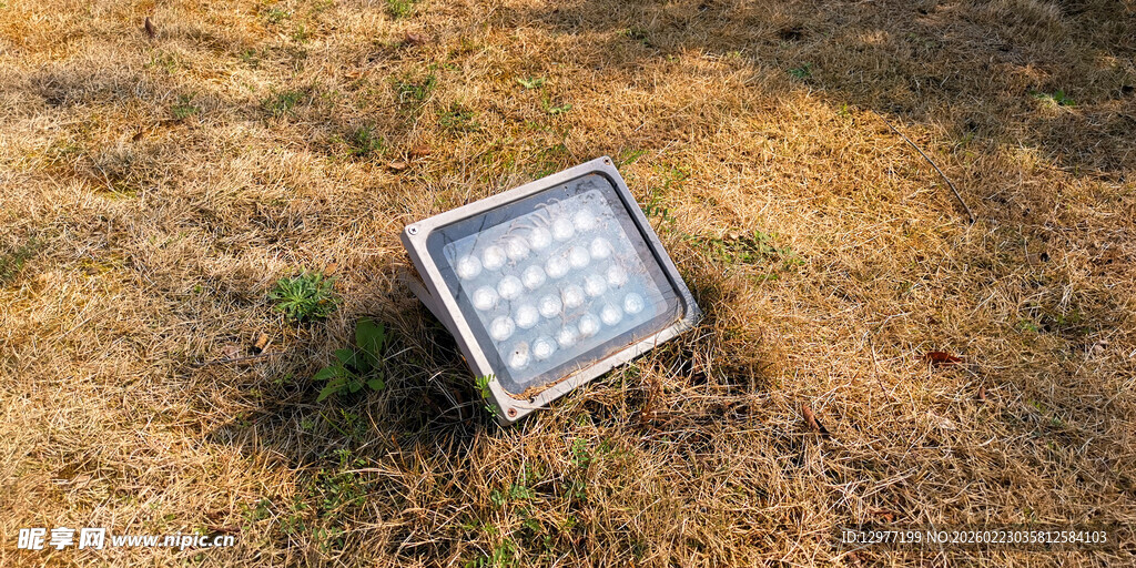 户外草地中的方形灯具