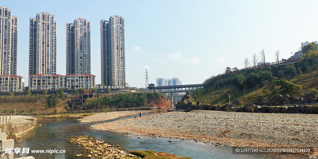 城市河畔高楼景致