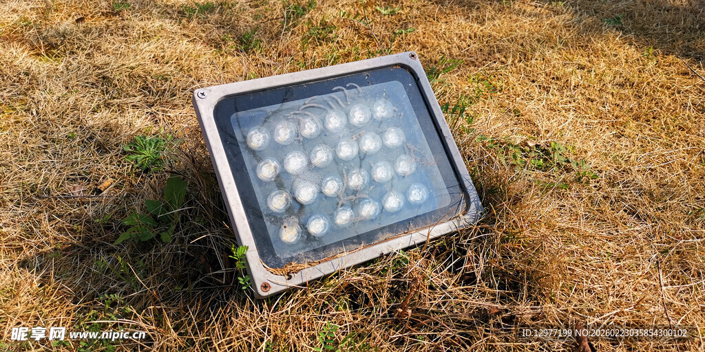 户外草地中的方形投光灯