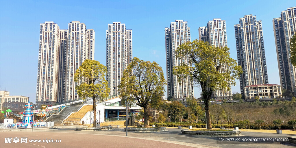 城市高楼与周边景致
