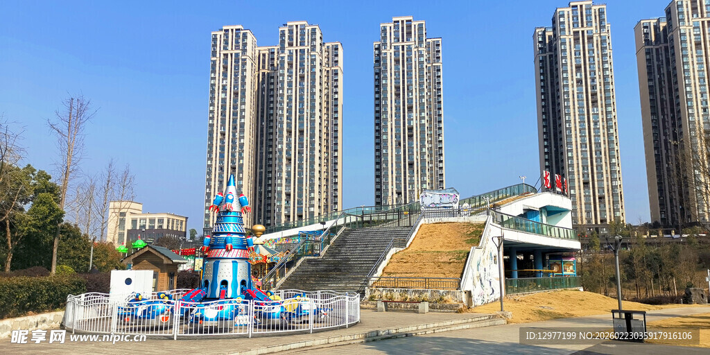 城市中多彩喷泉与高楼景观