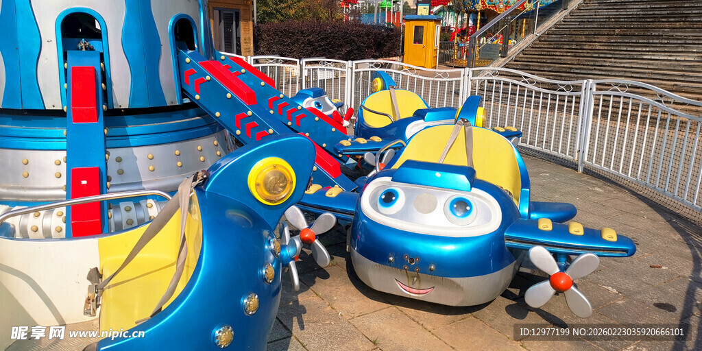 儿童乐园里的可爱飞机设施