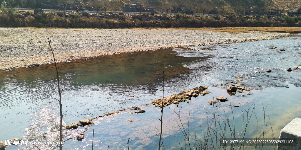 冬日河畔风景