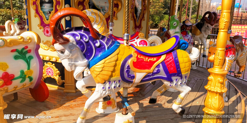 色彩斑斓的旋转木马