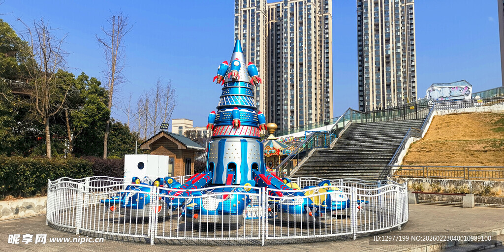 户外彩色旋转飞机游乐设施