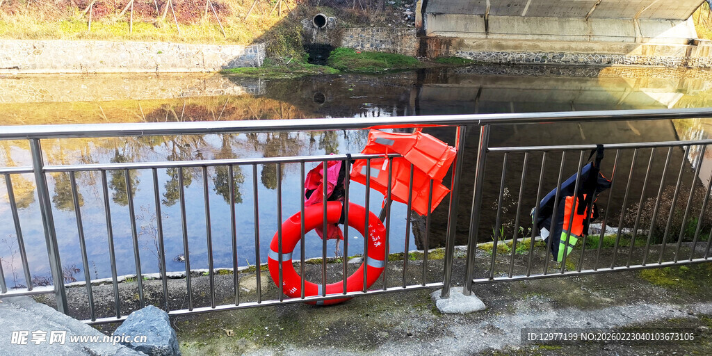 河边栏杆挂着救生圈