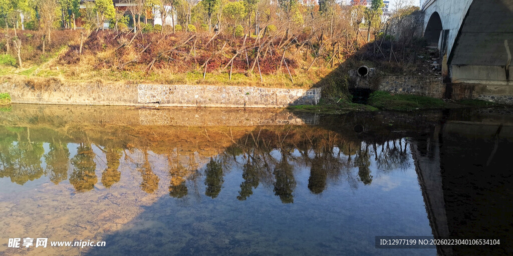 秋日河畔倒影美景