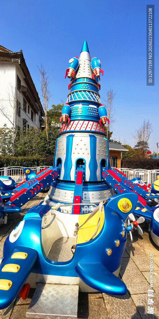 梦幻蓝色卡通造型游乐设施