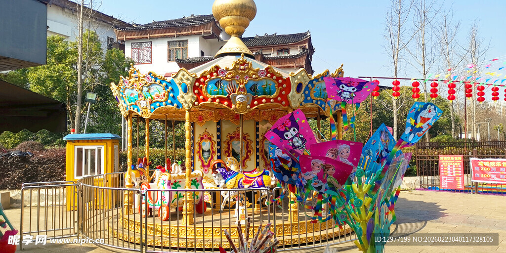 彩色旋转木马游乐设施