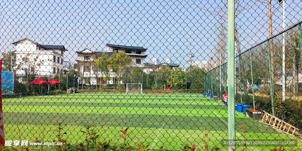 户外绿色草坪运动场地