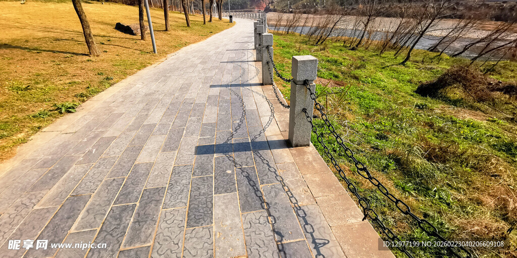 公园小路旁的石柱铁链护栏