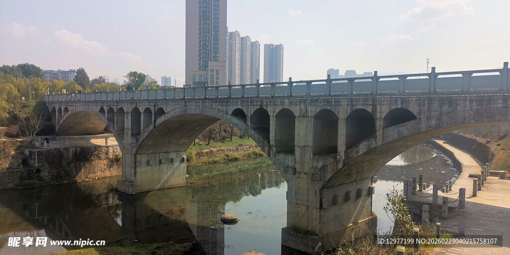 城市古桥横跨河流景观