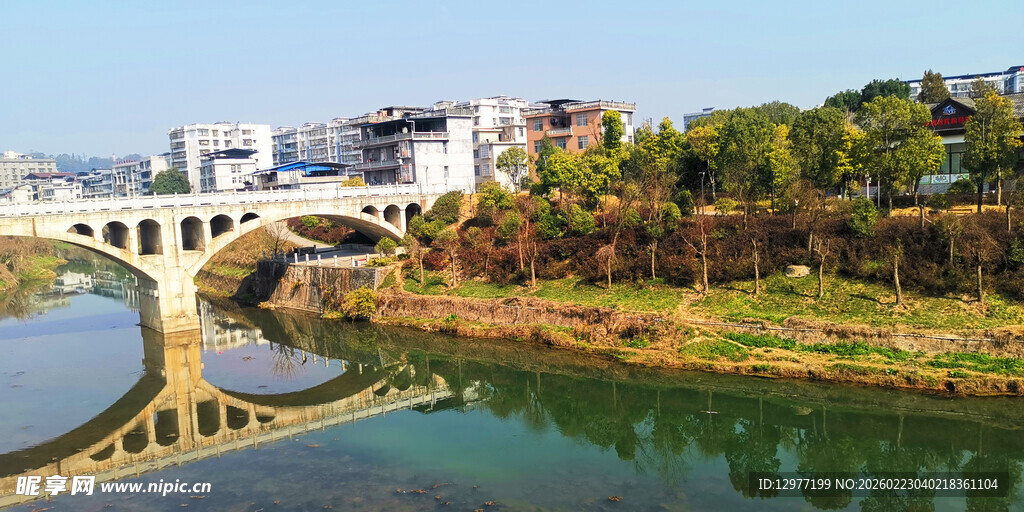 河畔桥梁风景如画
