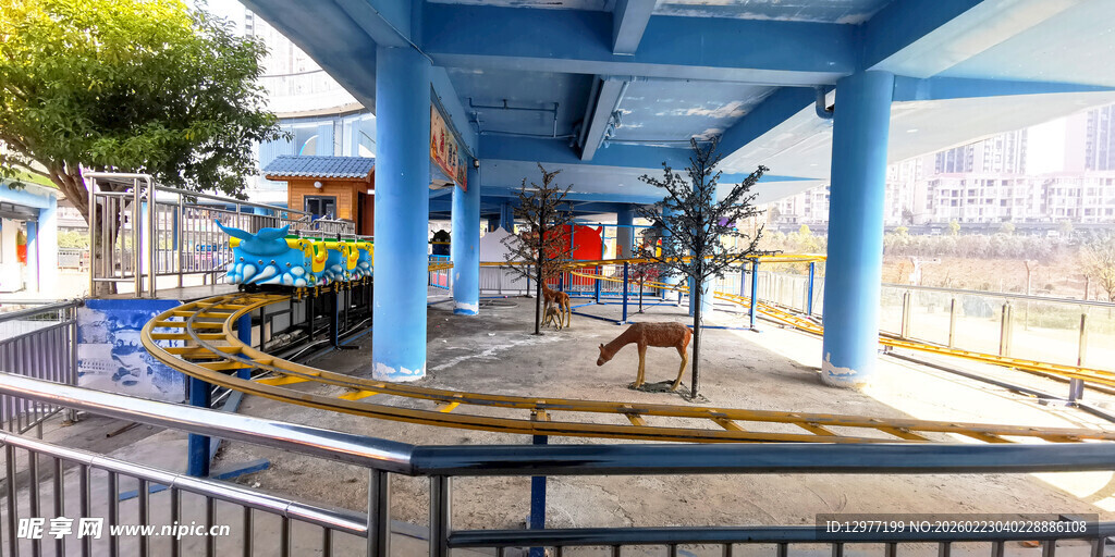 蓝色廊架下的游乐场景