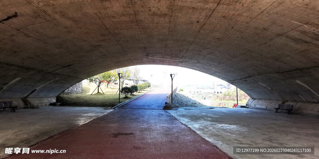 桥下通道内景
