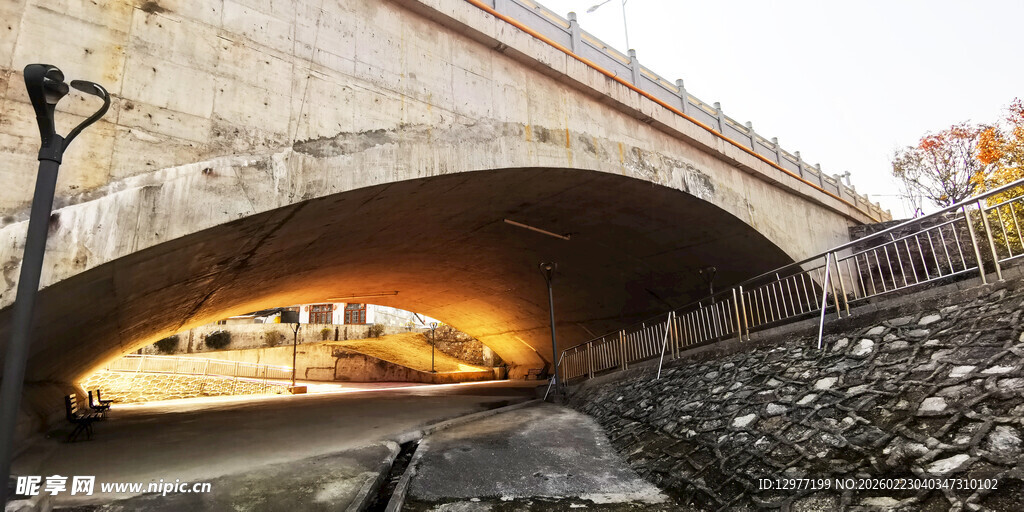 石桥下的光影与河道景观