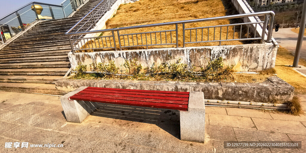 户外石凳搭配红色木条坐垫