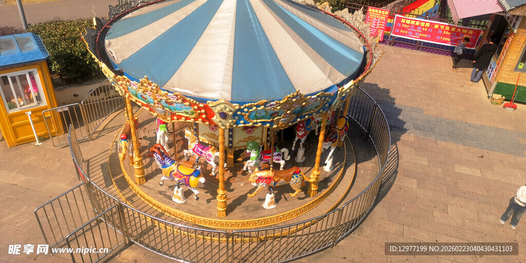 旋转木马 游乐场中的欢乐风景