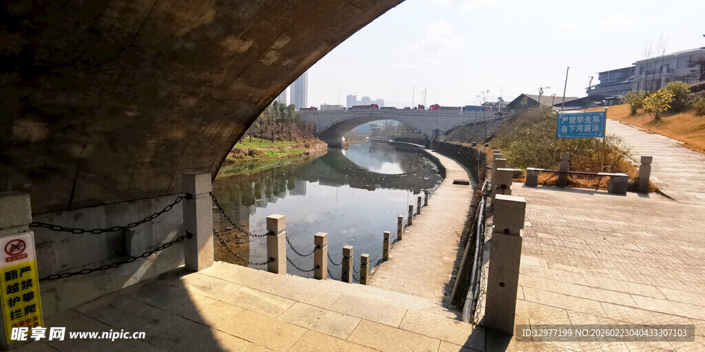 桥下河畔风景