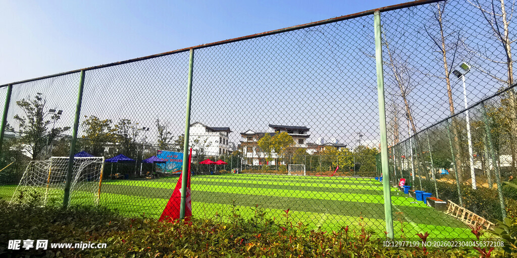 户外绿茵足球场地景观