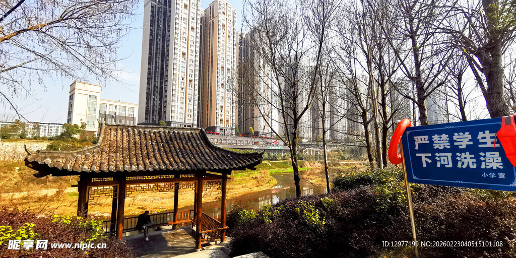 城市中古典凉亭与高楼景观