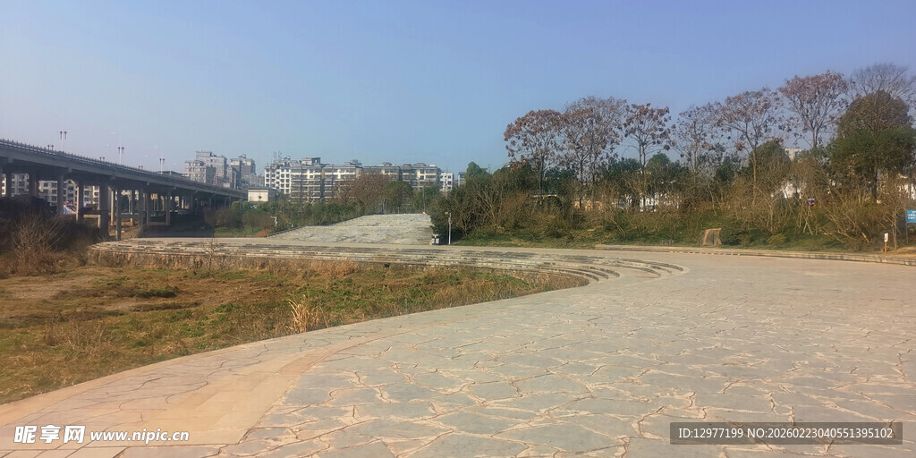 空旷乡间土路风景