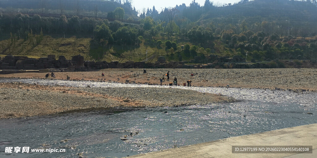 河边自然风光与行人景象