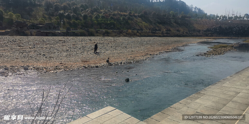 河边漫步场景
