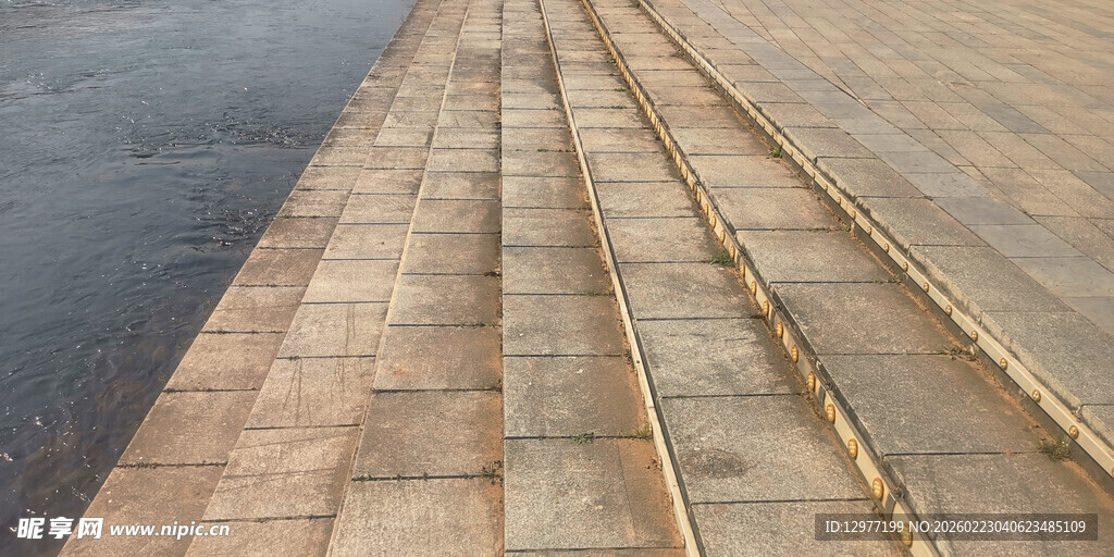 城市公园河边层级阶梯