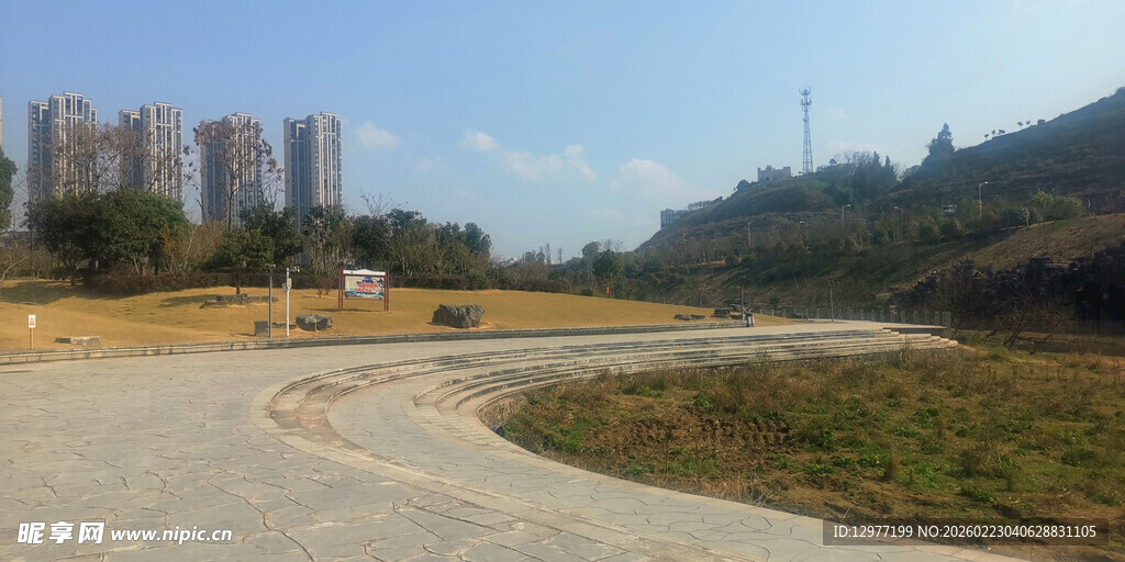 城郊开阔道路与远处建筑