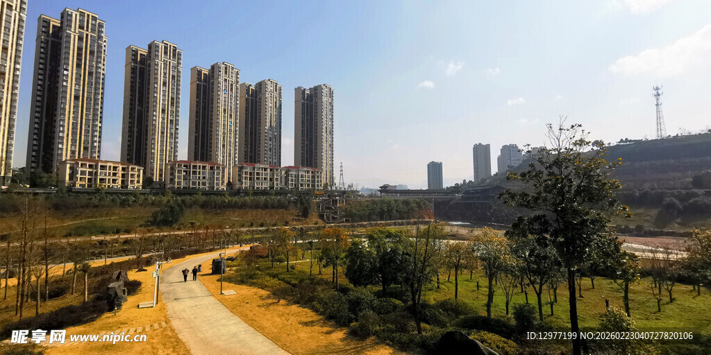 城郊风景 高楼与小路相依