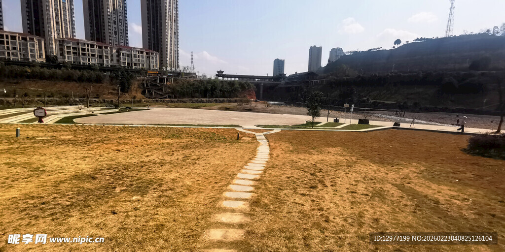 城市中的开阔草地与步道