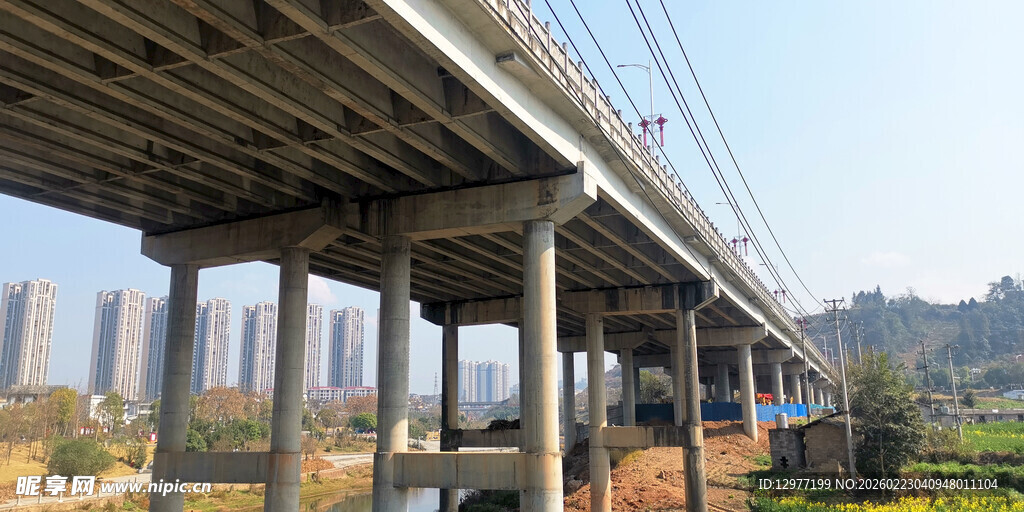 城市高架桥横跨田野景观