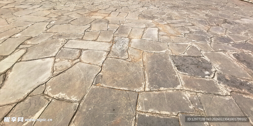 古朴石板路面纹理特写
