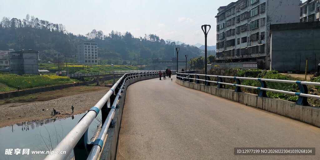 河畔公路风景
