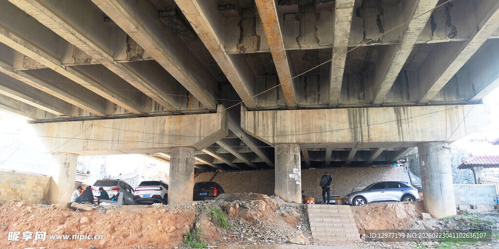 桥下停车场景