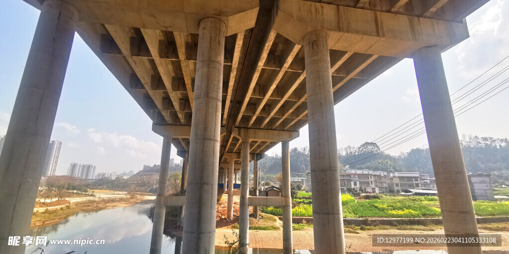桥下视角的桥梁景观