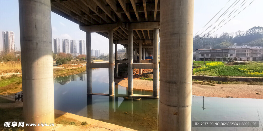 桥下河畔城市风光