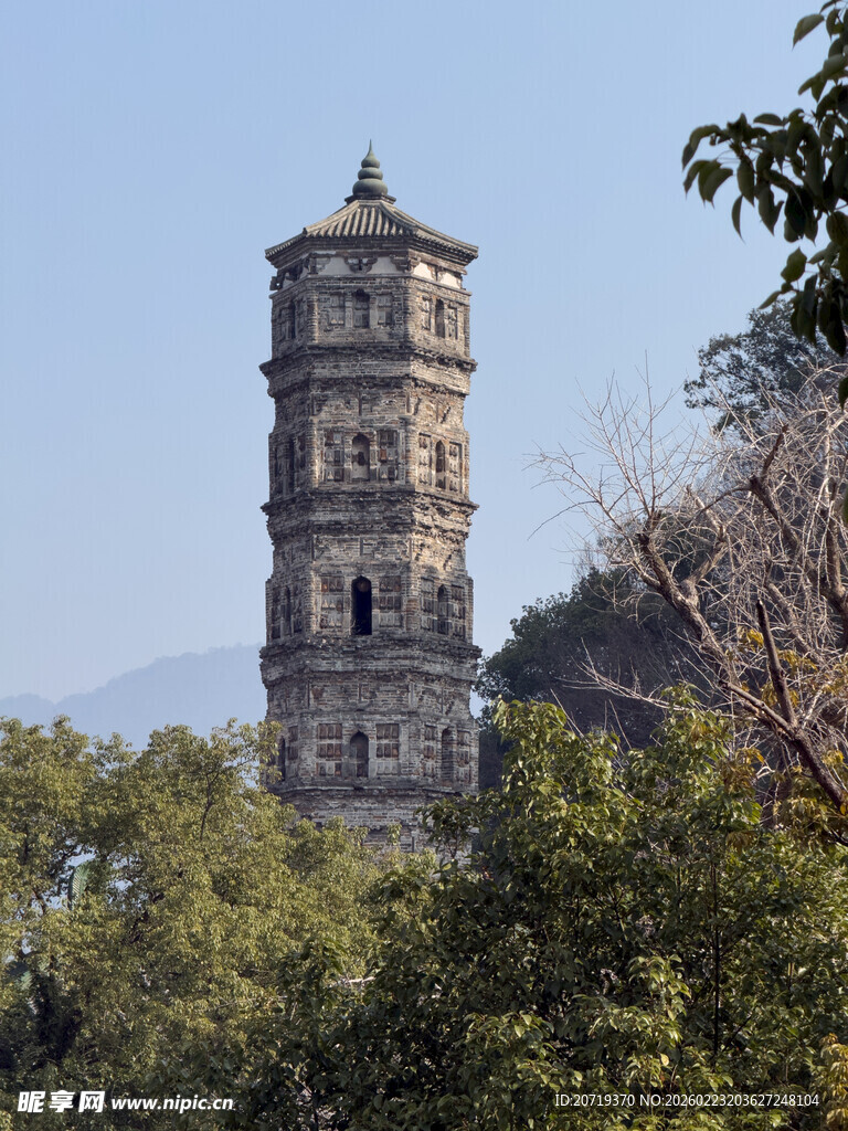山林中的古朴古塔