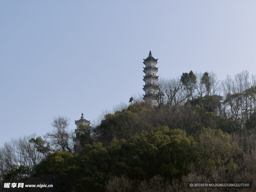 山顶古塔矗立
