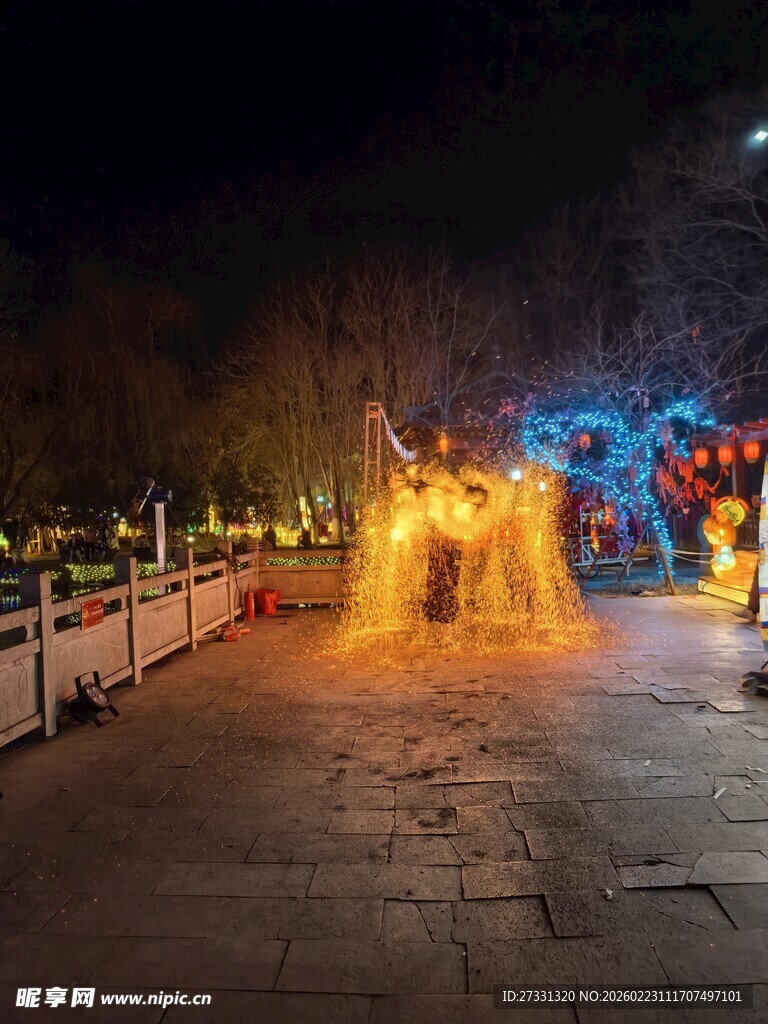 夜晚喷泉灯光秀景观