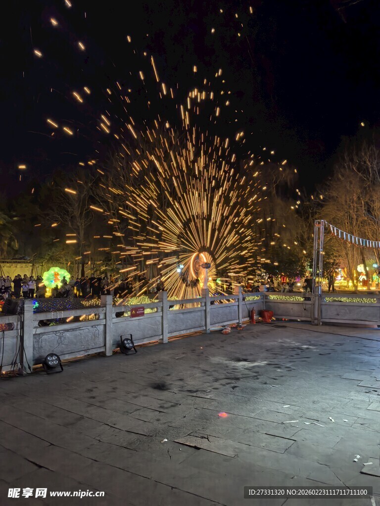夜空中绚烂的烟花表演