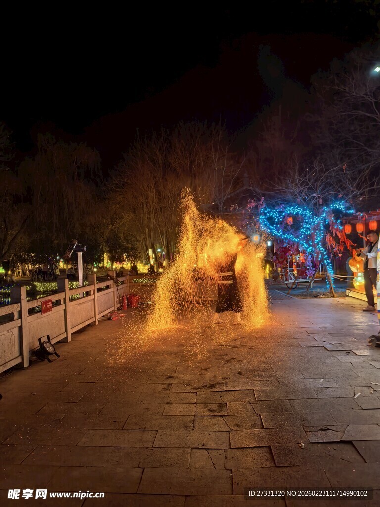 夜赏精彩打铁花表演