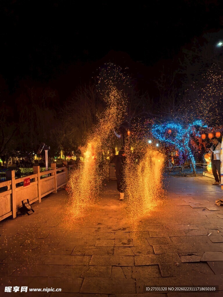 夜中绚丽打铁花表演