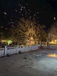 夜空中绚丽的打铁花表演