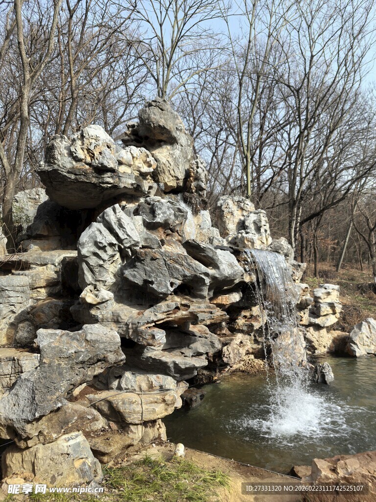 自然石景中的潺潺流水